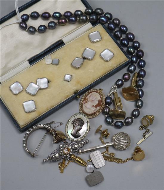 A Tahitian cultured pearl necklace, a 9ct gold mounted cameo brooch and mixed costume jewellery.
